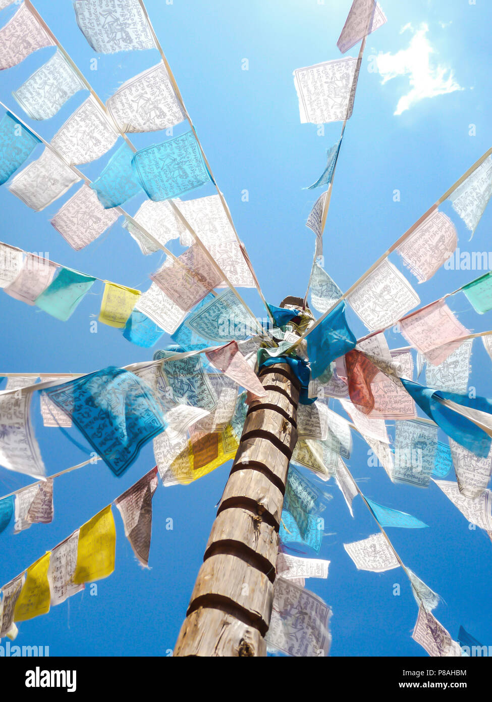 Drapeaux de prière bouddhiste accroché sur un poteau dans Shangri La, Chine Banque D'Images