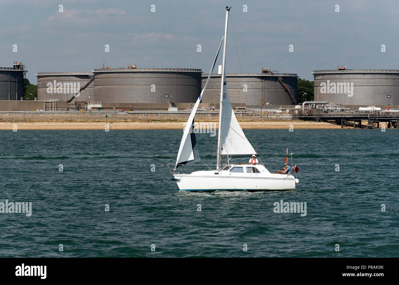 Un pilote de chasseur 27 yacht avec équipage deux passant BP Hamble Oil Terminal à Hamble Southampton Water sur le sud de l'Angleterre, Royaume-Uni. En 2018. Banque D'Images