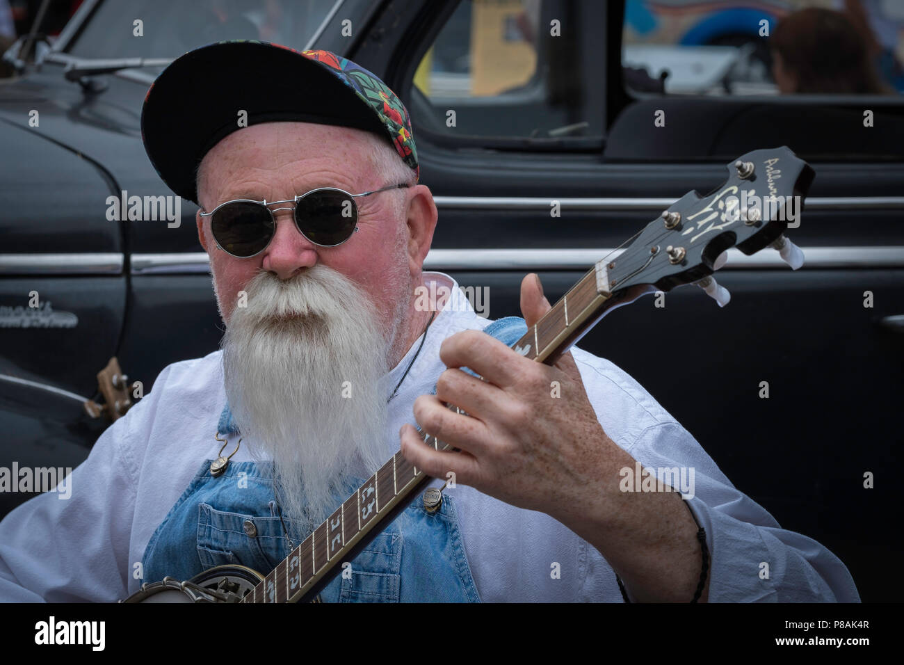 Homme avec une longue barbe et moustache barbiche jouant du banjo. Banque D'Images
