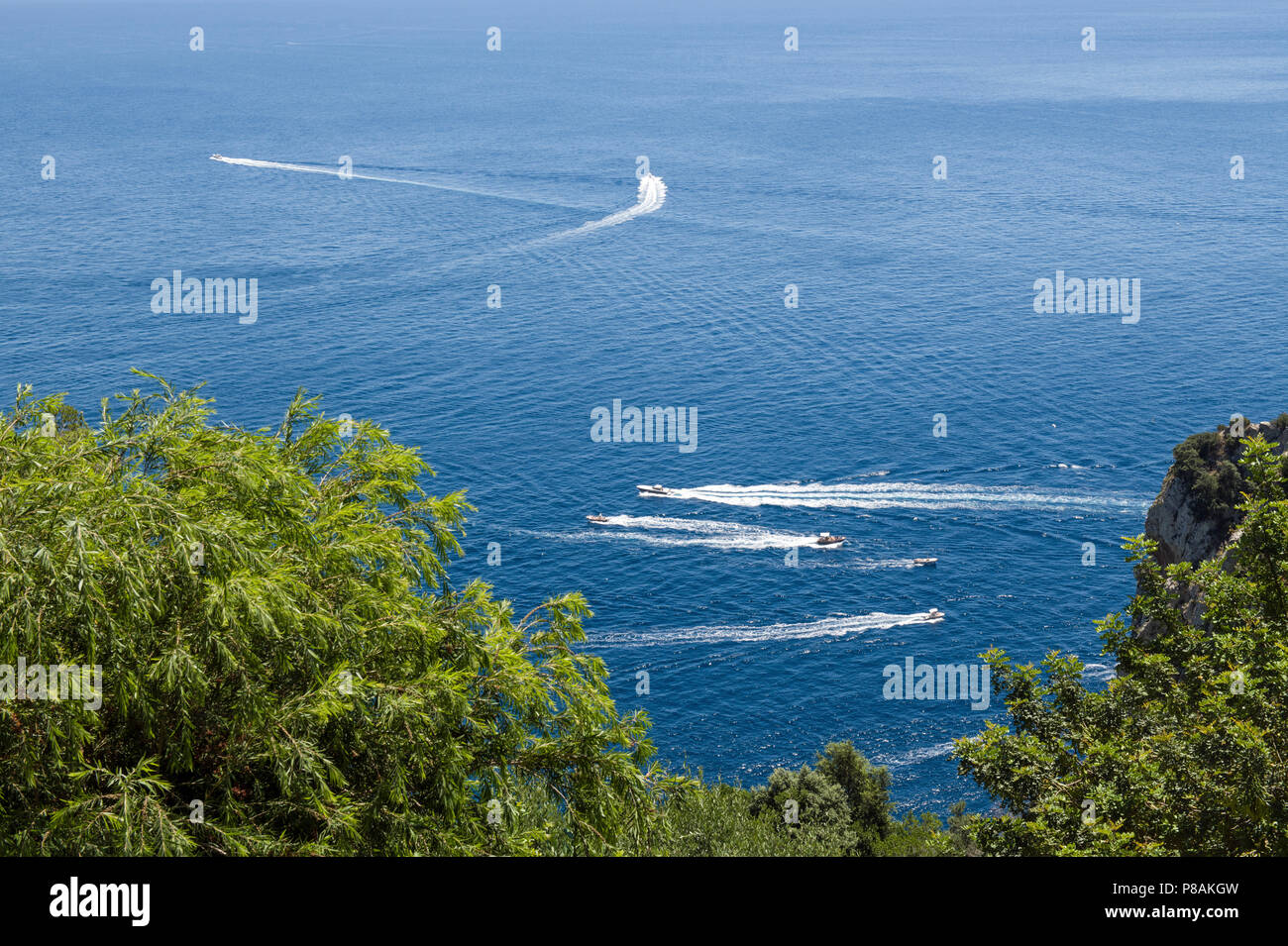 Les bateaux de plaisance à jouer sur la côte est de l'Italie Capri Banque D'Images