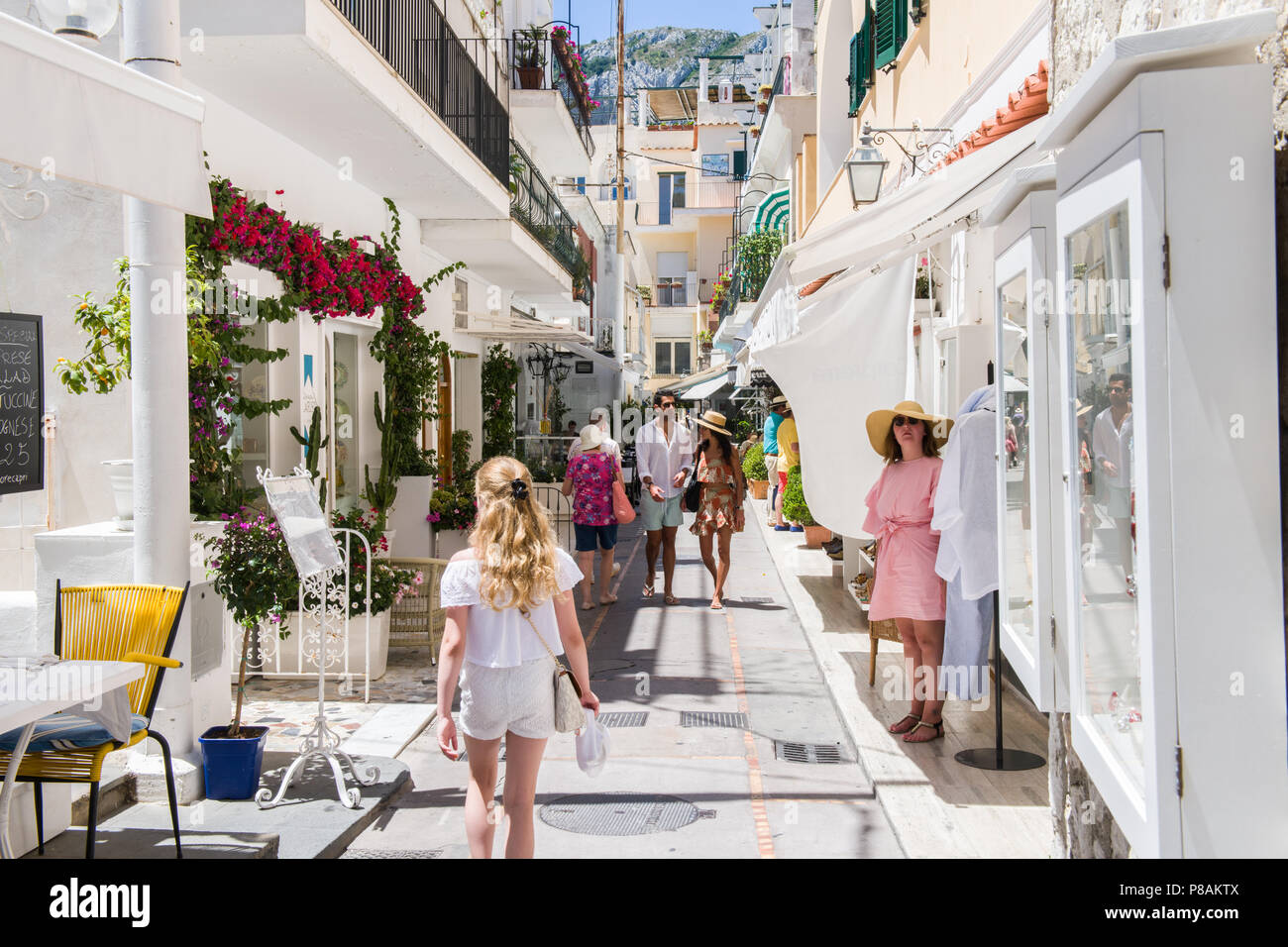 Rue commerçante avec boutiques et sur Capri, Italie les acheteurs Banque D'Images