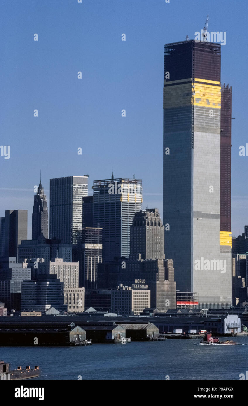 L'original du World Trade Center Twin Towers en construction en 1971, vu de la rivière Hudson à New York City, New York, USA. La construction de la tour nord (premier plan) a commencé en 1968 et la tour Sud en 1969. Les deux structures avaient été achevés et occupés pendant une décennie avant qu'ils s'est effondré le 11 septembre 2001, après avoir été frappé par deux avions de passagers détournés par des terroristes. Un total de 2 606 personnes sont mortes dans les bâtiments au cours de la catastrophe. Il fut un temps où ces deux imposantes structures du premier World Trade Center (WTC) ont été les plus hauts immeubles du monde. Banque D'Images