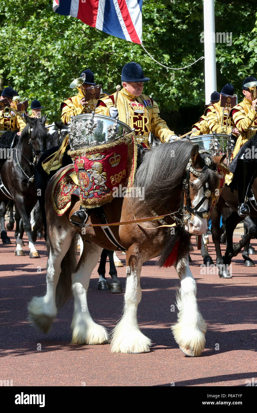 Sa Majesté la Reine Elizabeth II aux autres membres de la famille royale de voyager le long du Mall dans un chariot en haut pendant la parade la couleur qui marque la 92ème célébration de l'anniversaire officiel de la Reine d''atmosphère, voir Où : London, Royaume-Uni Quand : 09 Juin 2018 Crédit : Dinendra Haria/WENN Banque D'Images