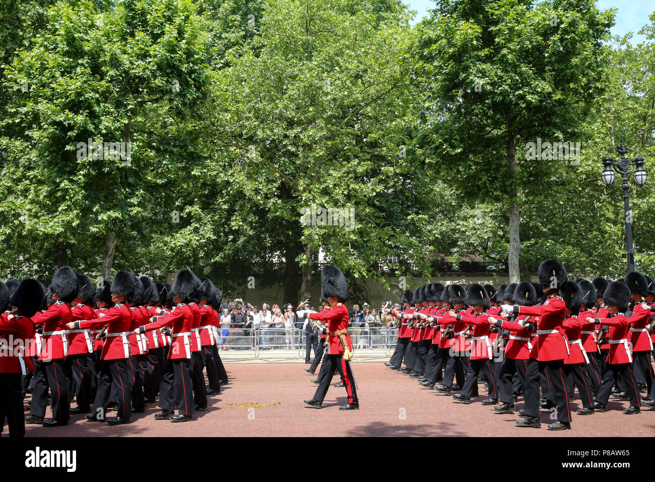 Sa Majesté la Reine Elizabeth II aux autres membres de la famille royale de voyager le long du Mall dans un chariot en haut pendant la parade la couleur qui marque la 92ème célébration de l'anniversaire officiel de la Reine d''atmosphère, voir Où : London, Royaume-Uni Quand : 09 Juin 2018 Crédit : Dinendra Haria/WENN Banque D'Images