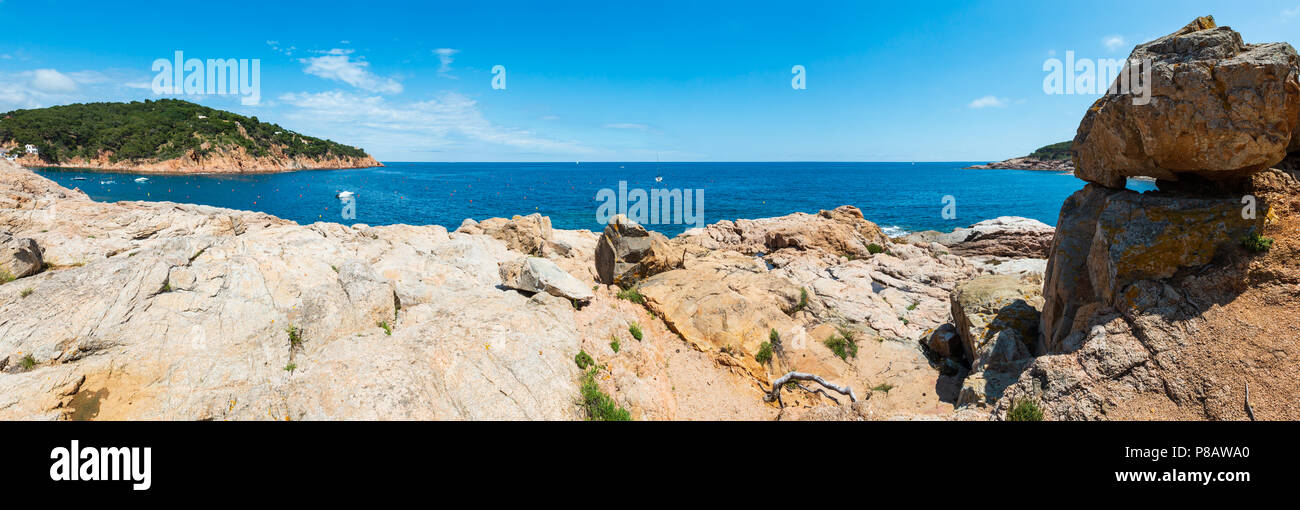 Gros rochers à terre et mer Méditerranée côte rocheuse vue d'été (près de la baie de Tamariu, Costa Brava, Catalogne, Espagne). Banque D'Images