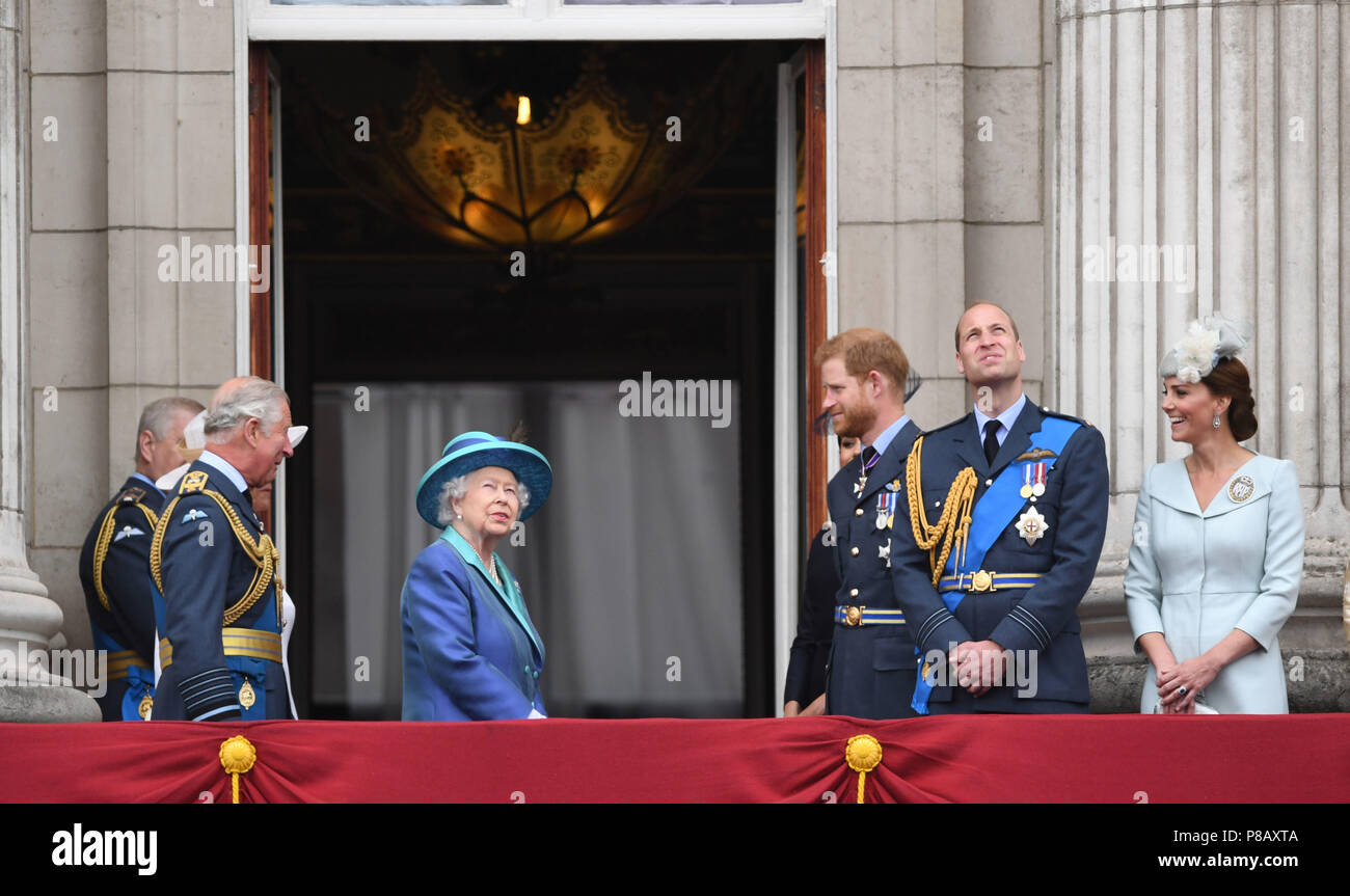 (De gauche à droite) Le Prince de Galles, la reine Elizabeth II, le duc de Sussex, le duc de Cambridge et la duchesse d'Cmaambridge sur le balcon de Buckingham Palace, où ils ont vu un défilé aérien de la Royal Air Force sur le centre de Londres à l'occasion du centenaire de la Royal Air Force. Banque D'Images