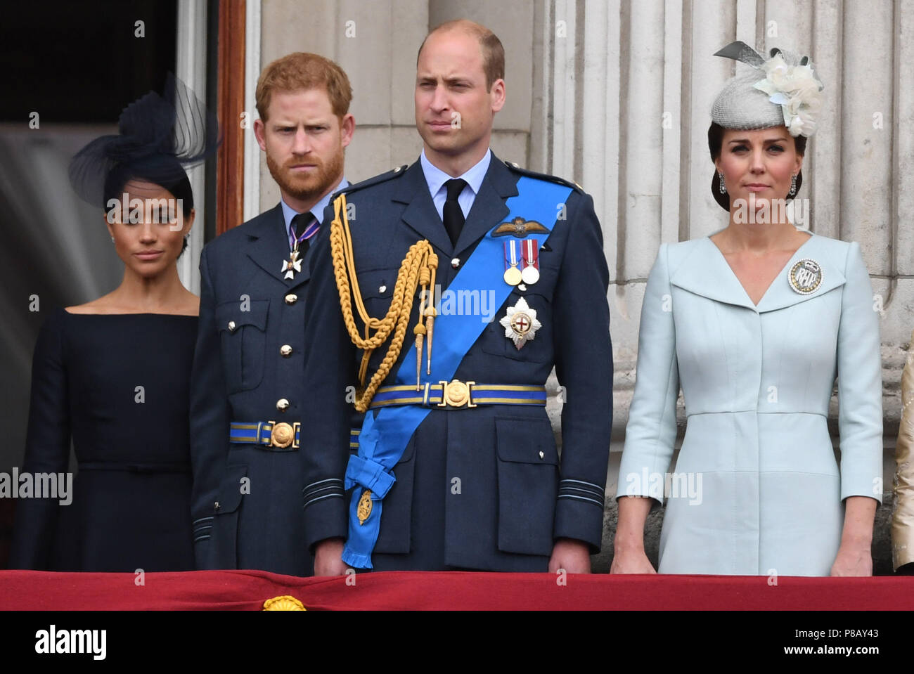 (De gauche à droite) La Duchesse de Sussex, duc de Sussex, duc de Cambridge et la duchesse de Cambridge sur le balcon de Buckingham Palace, où ils ont vu un défilé aérien de la Royal Air Force sur le centre de Londres à l'occasion du centenaire de la Royal Air Force. Banque D'Images