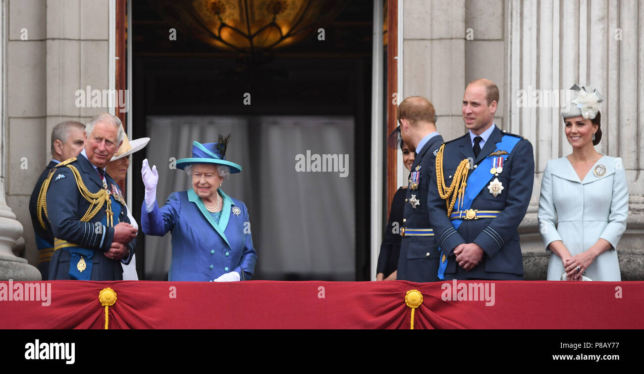 (De gauche à droite) Le Prince de Galles, duchesse de Cornouailles, la reine Elizabeth II, duchesse de Sussex, duc de Sussex, duc de Cambridge et la duchesse de Cambridge sur le balcon de Buckingham Palace, où ils ont vu un défilé aérien de la Royal Air Force sur le centre de Londres à l'occasion du centenaire de la Royal Air Force. Banque D'Images