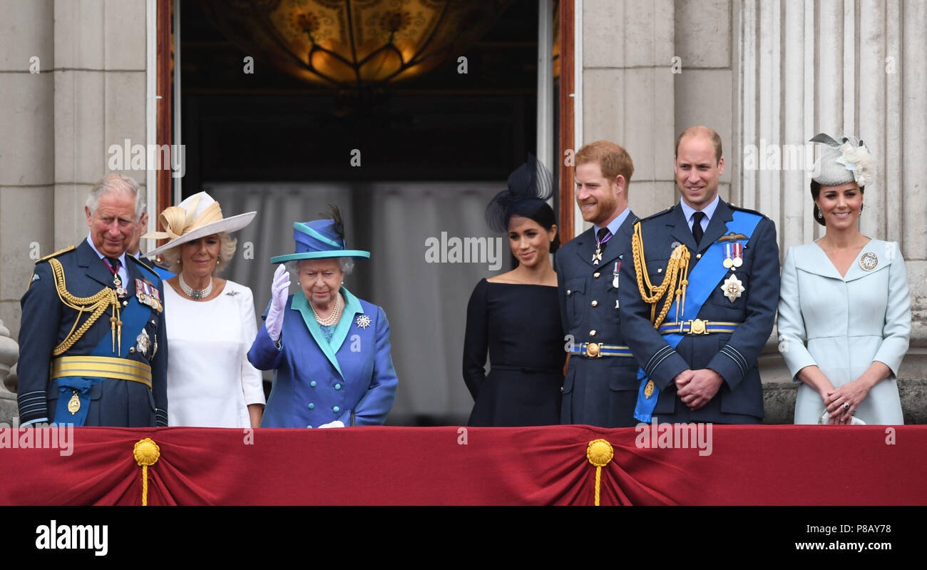 (De gauche à droite) Le Prince de Galles, duchesse de Cornouailles, la reine Elizabeth II, duchesse de Sussex, duc de Sussex, duc de Cambridge et la duchesse de Cambridge sur le balcon de Buckingham Palace, où ils ont vu un défilé aérien de la Royal Air Force sur le centre de Londres à l'occasion du centenaire de la Royal Air Force. Banque D'Images