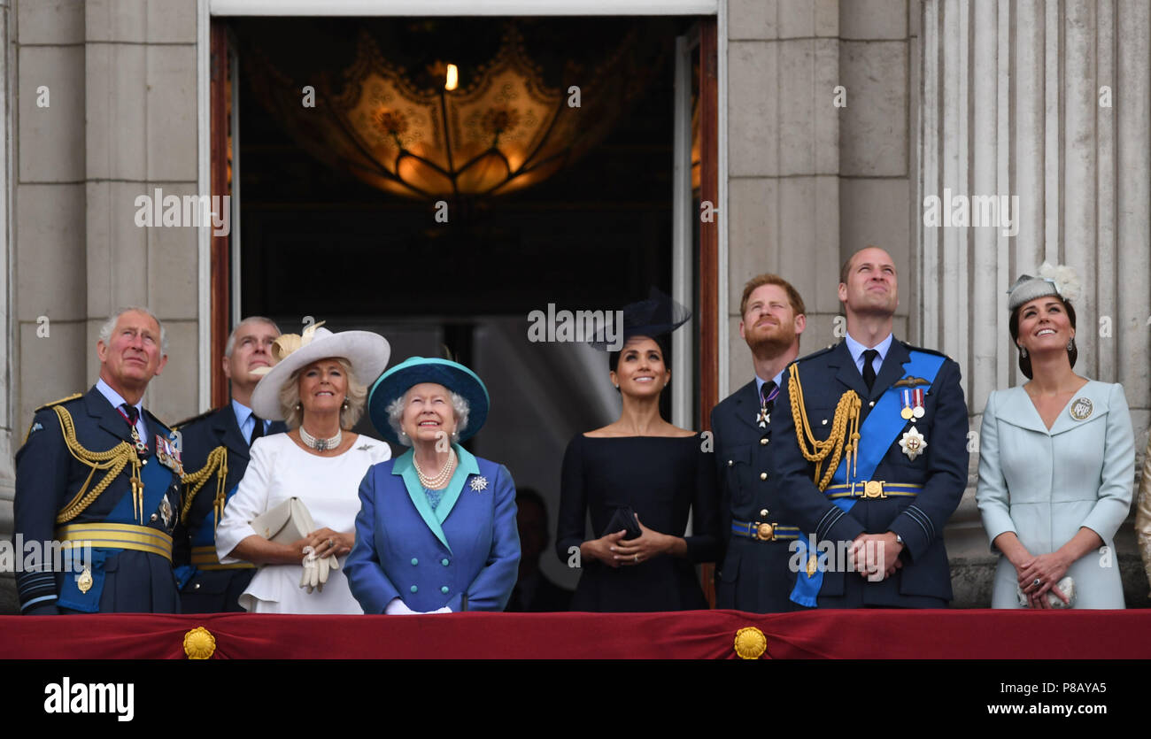 (De gauche à droite) Le Prince de Galles, duc d'York, duchesse de Cornouailles, la reine Elizabeth II, duchesse de Sussex, duc de Sussex, duc de Cambridge et la duchesse de Cambridge sur le balcon de Buckingham Palace, où ils ont vu un défilé aérien de la Royal Air Force sur le centre de Londres à l'occasion du centenaire de la Royal Air Force. Banque D'Images