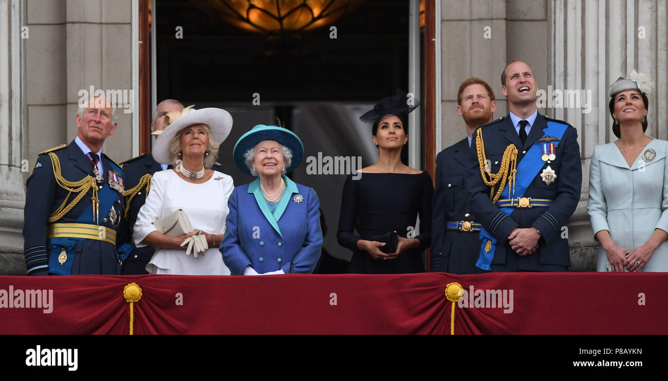 (De gauche à droite) Le Prince de Galles, duc d'York, duchesse de Cornouailles, la reine Elizabeth II, duchesse de Sussex, duc de Sussex, duc de Cambridge et la duchesse de Cambridge sur le balcon de Buckingham Palace, où ils ont vu un défilé aérien de la Royal Air Force sur le centre de Londres à l'occasion du centenaire de la Royal Air Force. Banque D'Images