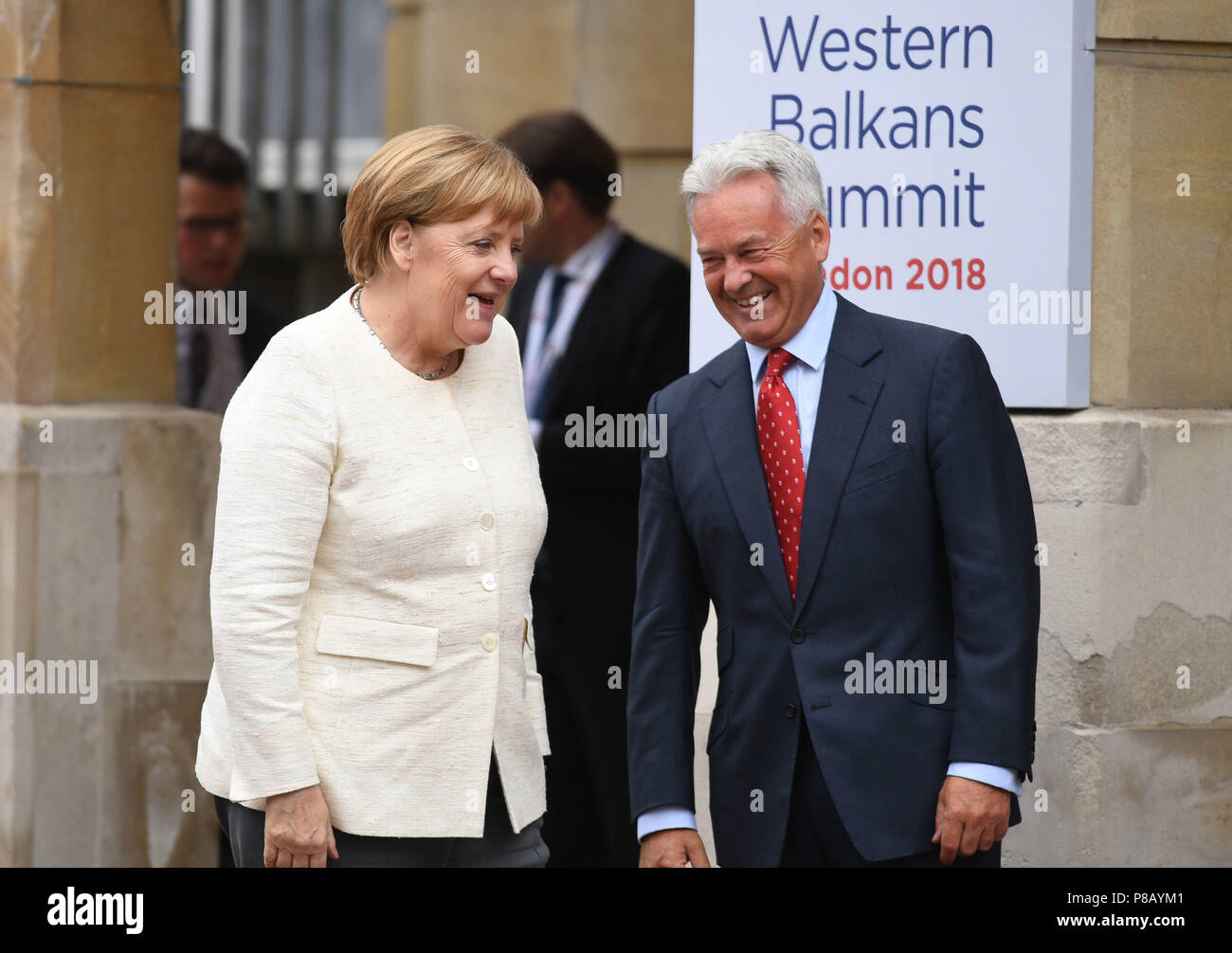 Ministre d'État pour l'Europe et les Amériques Alan Duncan accueille la Chancelière allemande, Angela Merkel, à l'extérieur de Lancaster House, Londres au cours de la deuxième journée du sommet des Balkans occidentaux. Banque D'Images