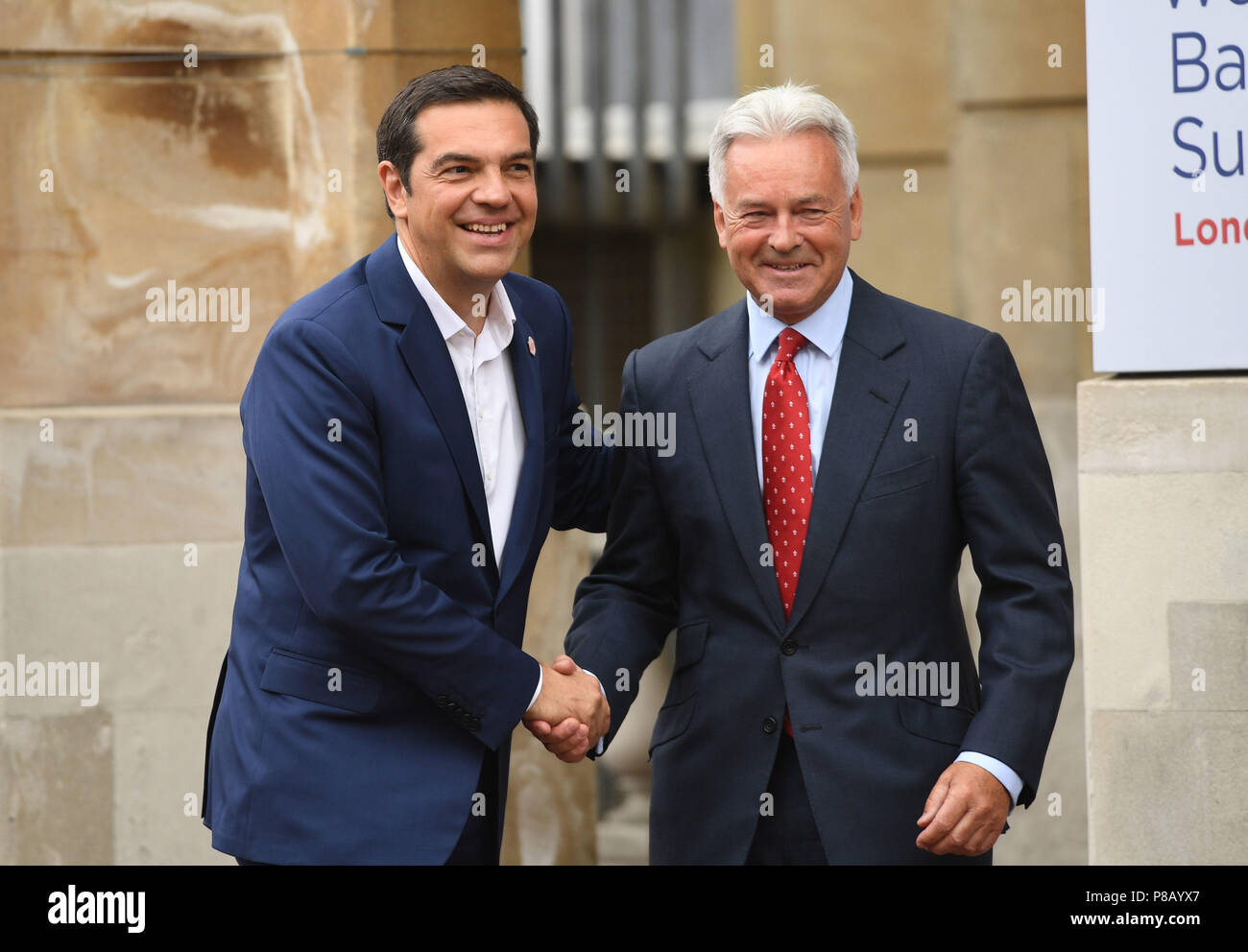 Ministre d'État pour l'Europe et les Amériques Alan Duncan (à droite) accueille le Premier Ministre grec Alexis Tsipras en dehors de Lancaster House, Londres au cours de la deuxième journée du sommet des Balkans occidentaux. Banque D'Images