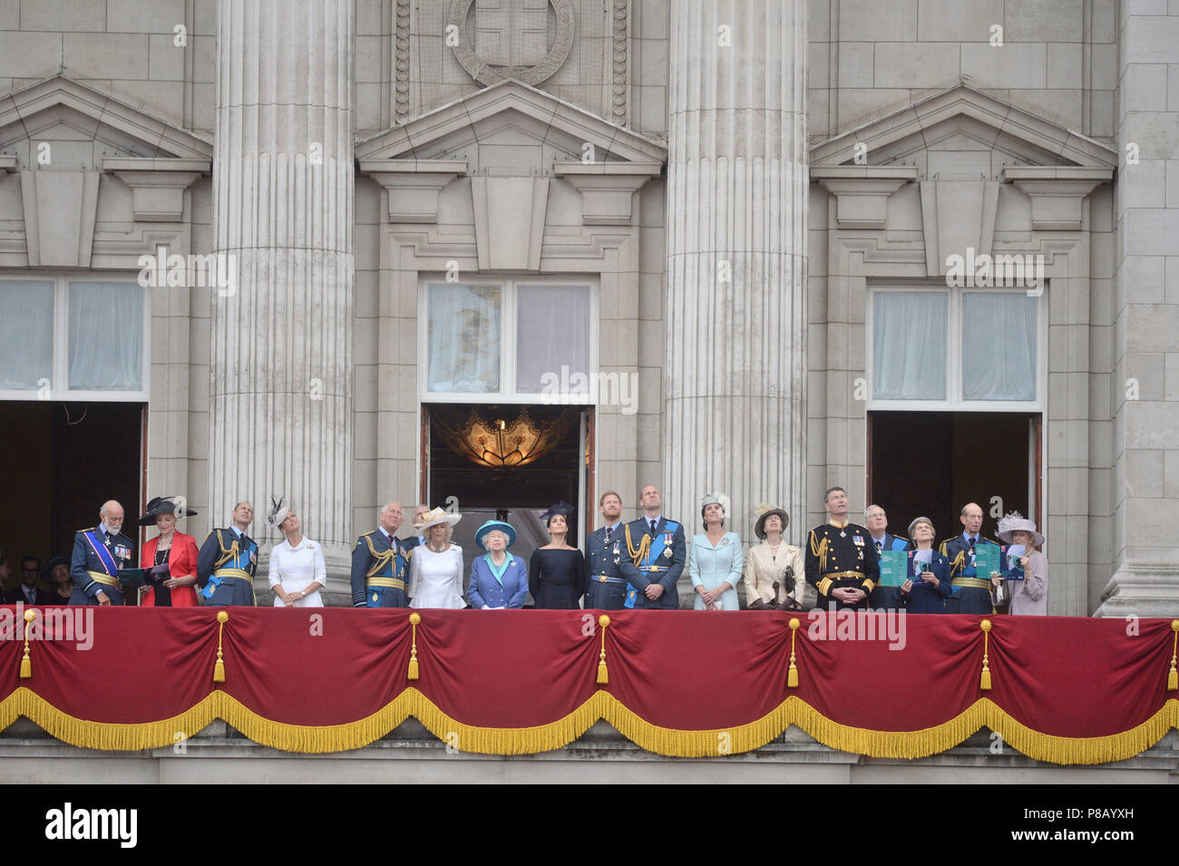 (De gauche à droite) le prince Michael de Kent, la princesse Michael de Kent, comte de Wessex, comtesse de Wessex, Prince de Galles, duc de York (l'ombre), la duchesse de Cornouailles, la reine Elizabeth II, duchesse de Sussex, duc de Sussex, duc de Cambridge et la duchesse de Cambridge, princesse royale, le Vice-amiral Sir Timothy Lawrence, duc de Gloucester, duchesse de Gloucester, duc de Kent et la Princesse Alexandra sur le balcon de Buckingham Palace, où ils ont vu un défilé aérien de la Royal Air Force sur le centre de Londres à l'occasion du centenaire de la Royal Air Force.. Banque D'Images