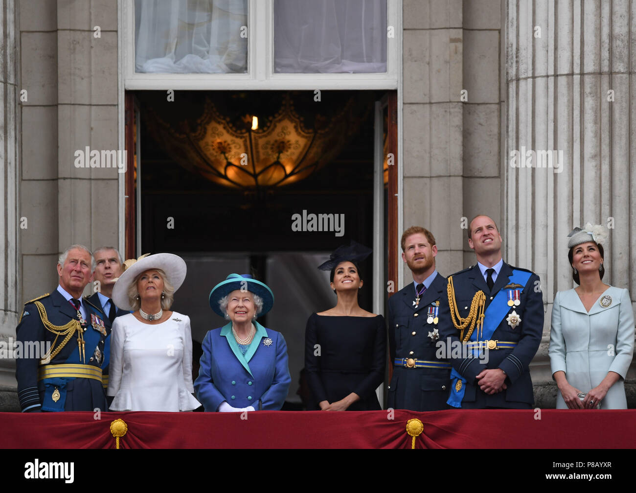 (De gauche à droite) Prince de Galles, duc de York (l'ombre), la duchesse de Cornouailles, la reine Elizabeth II, duchesse de Sussex, duc de Sussex, duc de Cambridge et la duchesse de Cambridge sur le balcon de Buckingham Palace, où ils ont vu un défilé aérien de la Royal Air Force sur le centre de Londres à l'occasion du centenaire de la Royal Air Force.. Banque D'Images