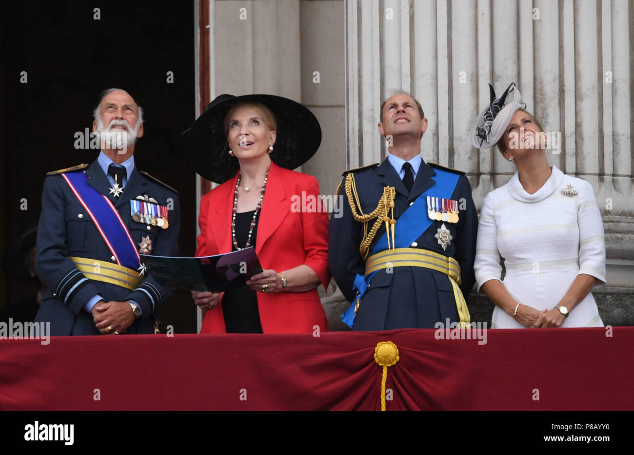 (De gauche à droite) le prince Michael de Kent, la princesse Michael de Kent, comte de Wessex et de la comtesse de Wessex sur le balcon de Buckingham Palace, où ils ont vu un défilé aérien de la Royal Air Force sur le centre de Londres à l'occasion du centenaire de la Royal Air Force. Banque D'Images