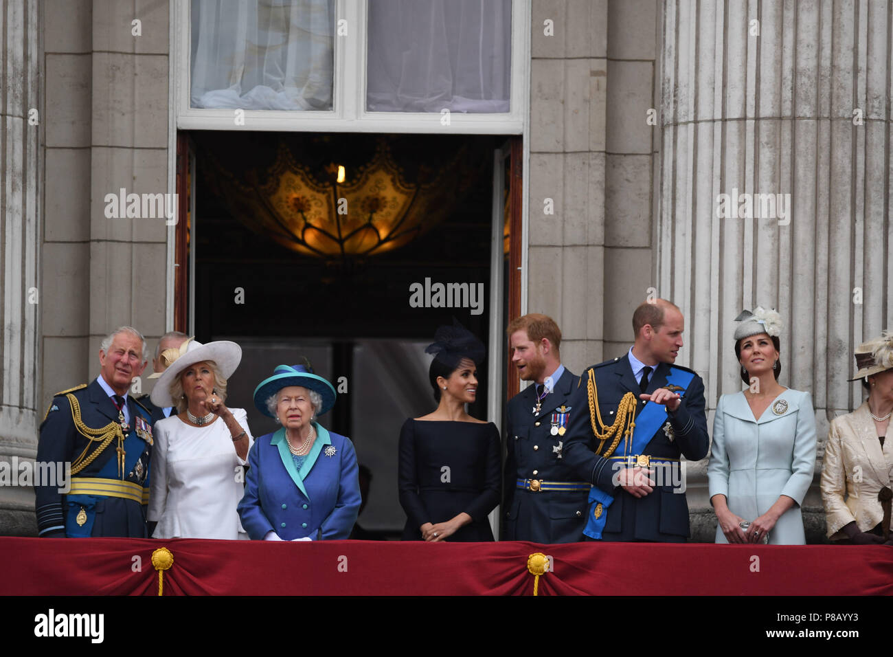 (De gauche à droite) Prince de Galles, duc de York (l'ombre), la duchesse de Cornouailles, la reine Elizabeth II, duchesse de Sussex, duc de Sussex, duc de Cambridge et la duchesse de Cambridge sur le balcon de Buckingham Palace, où ils ont vu un défilé aérien de la Royal Air Force sur le centre de Londres à l'occasion du centenaire de la Royal Air Force.. Banque D'Images
