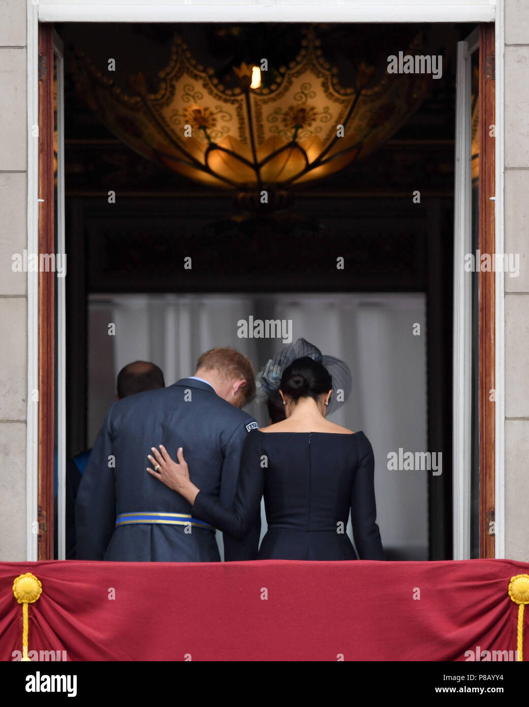 Le duc et la duchesse de Sussex quitter le balcon de Buckingham Palace où ils ont vu un défilé aérien de la Royal Air Force sur le centre de Londres à l'occasion du centenaire de la Royal Air Force. Banque D'Images