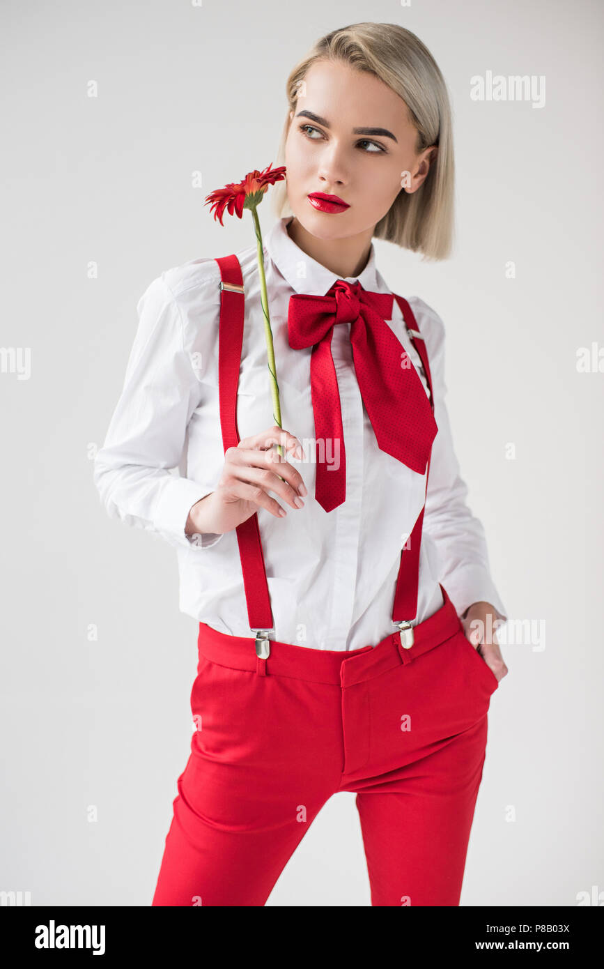 Belle jeune fille élégante en chemise blanche et rouge avec bretelles  rouges gerbera flower, isolé sur gris Photo Stock - Alamy
