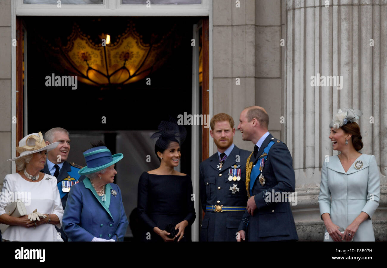 (De gauche à droite) la duchesse de Cornouailles, duc d'York, la reine Elizabeth II, duchesse de Sussex, duc de Sussex, duc de Cambridge et la duchesse de Cambridge sur le balcon de Buckingham Palace, où ils ont vu un défilé aérien de la Royal Air Force sur le centre de Londres à l'occasion du centenaire de la Royal Air Force. Banque D'Images