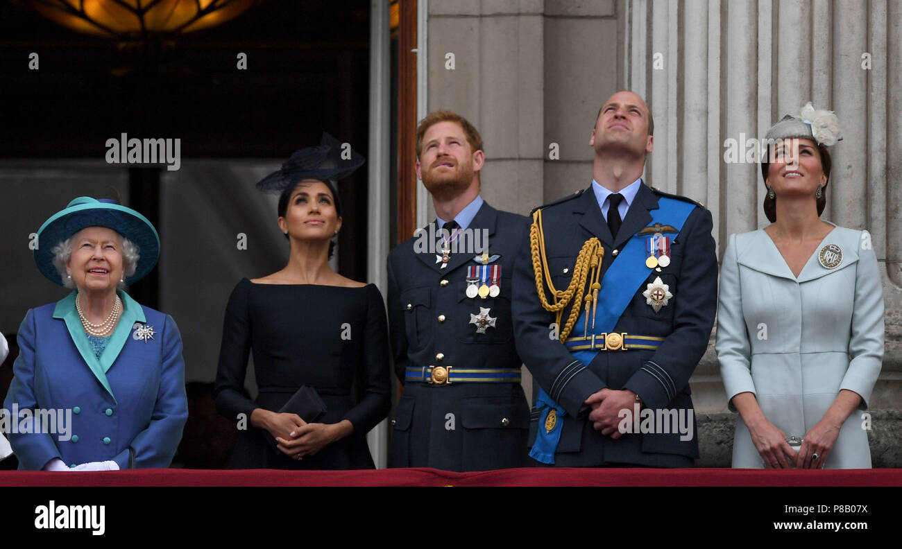 (De gauche à droite) La reine Elizabeth II, duchesse de Sussex, duc de Sussex, duc de Cambridge et la duchesse de Cambridge sur le balcon de Buckingham Palace, où ils ont vu un défilé aérien de la Royal Air Force sur le centre de Londres à l'occasion du centenaire de la Royal Air Force. Banque D'Images
