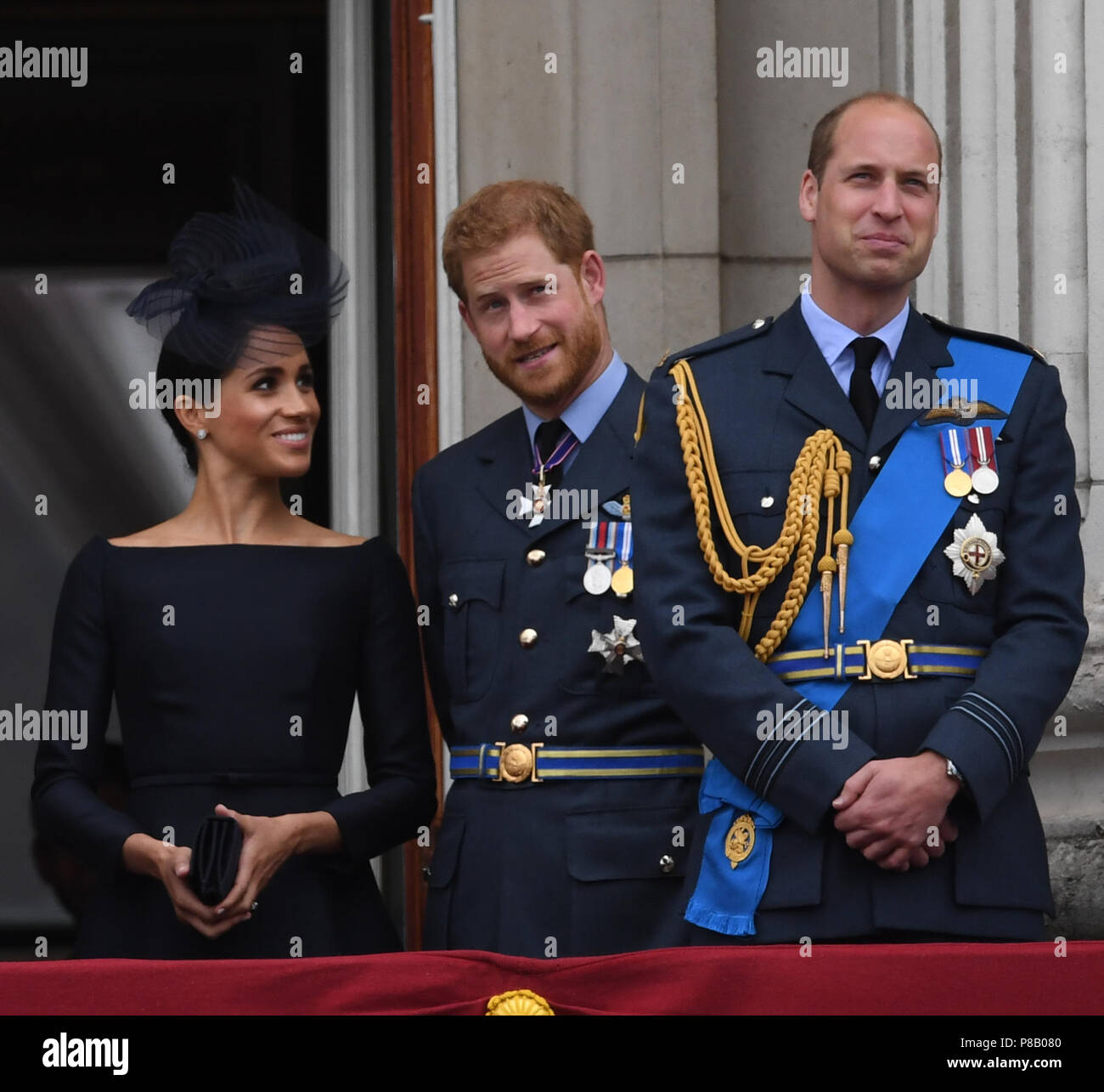 (De gauche à droite) Le Prince de Galles, duc d'York, duchesse de Cornouailles, la reine Elizabeth II, duchesse de Sussex, duc de Sussex et de duc de Cambridge sur le balcon de Buckingham Palace, où ils ont vu un défilé aérien de la Royal Air Force sur le centre de Londres à l'occasion du centenaire de la Royal Air Force. Banque D'Images