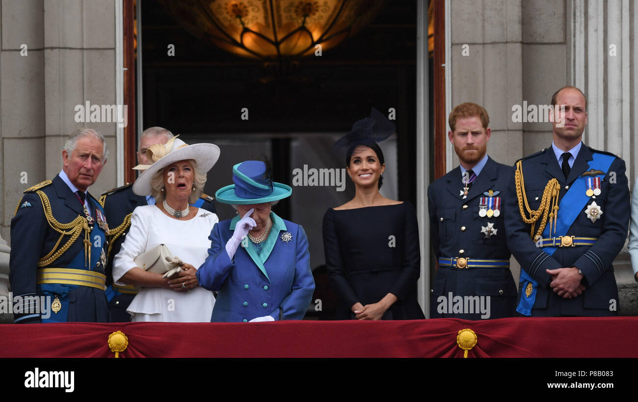(De gauche à droite) Le Prince de Galles, duc d'York, duchesse de Cornouailles, la reine Elizabeth II, duchesse de Sussex, duc de Sussex et de duc de Cambridge sur le balcon de Buckingham Palace, où ils ont vu un défilé aérien de la Royal Air Force sur le centre de Londres à l'occasion du centenaire de la Royal Air Force. Banque D'Images