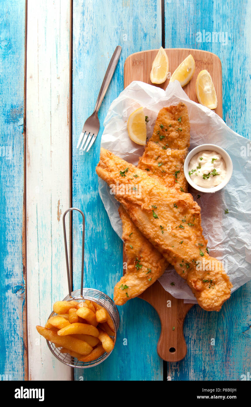 Battues traditionnelles du poisson frit avec des frites Banque D'Images