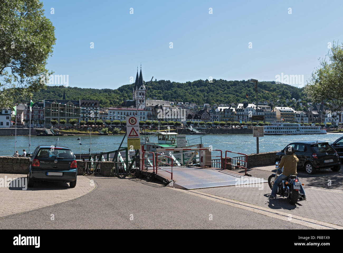 Traversier de passagers et de voitures à Boppard am Rhein, Allemagne. Banque D'Images