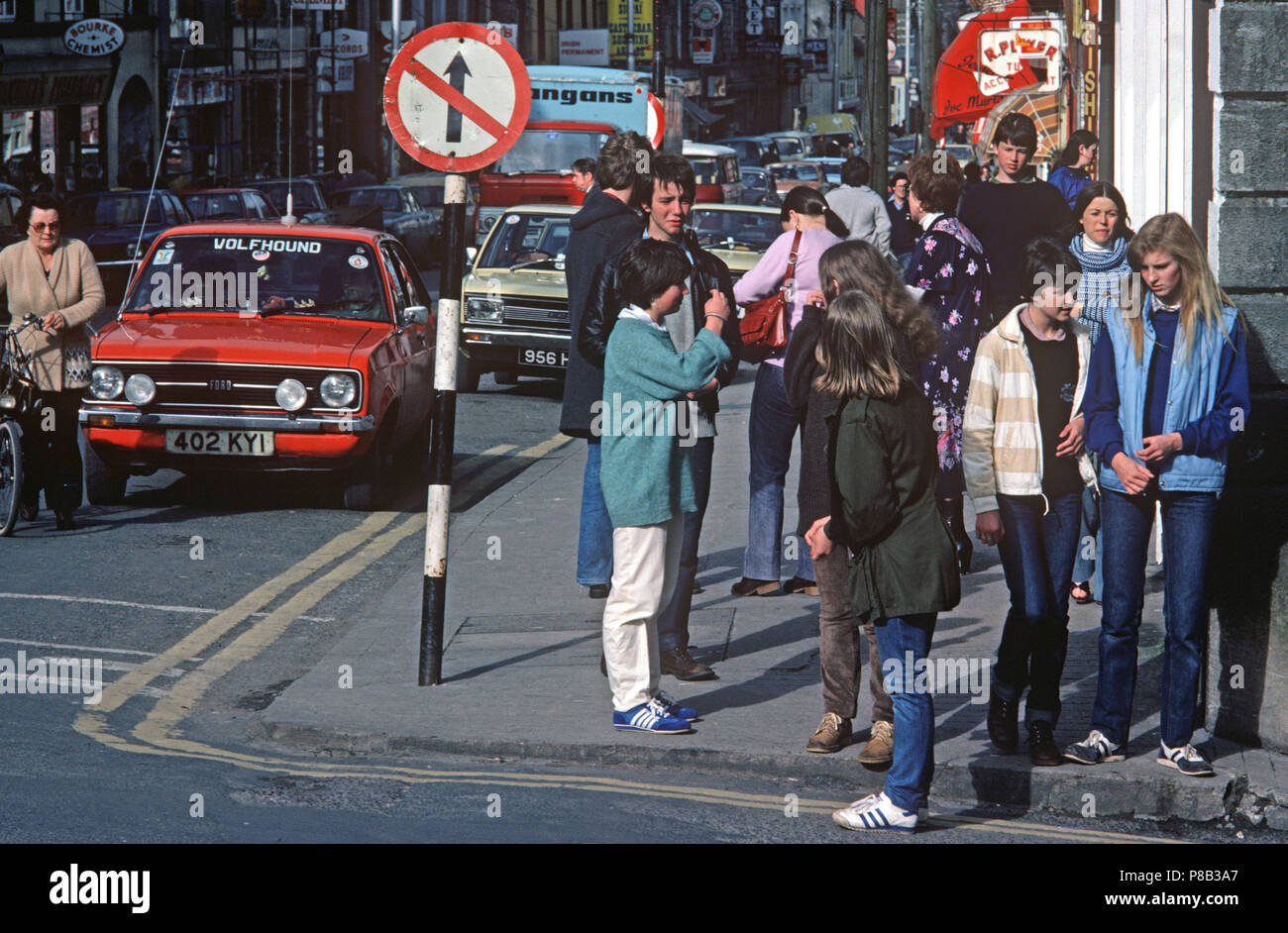 Les jeunes adultes se rassemblent sur Castlebar Street corner, Mayo, Irlande Banque D'Images