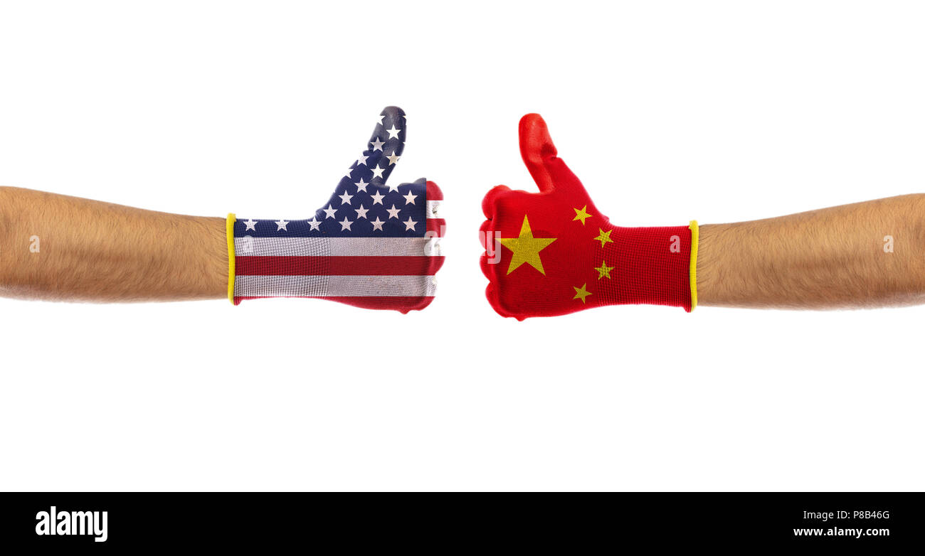 USA vs Chine, guerre commerciale. US d'Amérique et la Chine drapeaux gants isolé sur fond blanc, chemin de détourage Banque D'Images