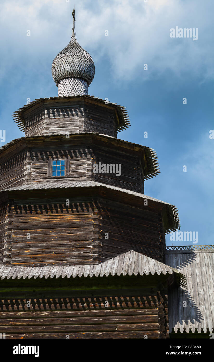 Façade de l'ancienne Fédération Eglise Orthodoxe en bois foncé sous ciel nuageux, Veliki Novgorod, Russie Banque D'Images