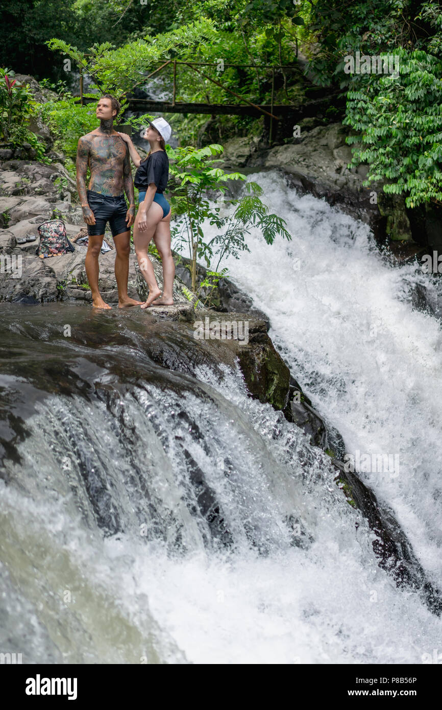 Cascade de Gitgit couple de plantes vertes sur l'arrière-plan, Bali, Indonésie Banque D'Images
