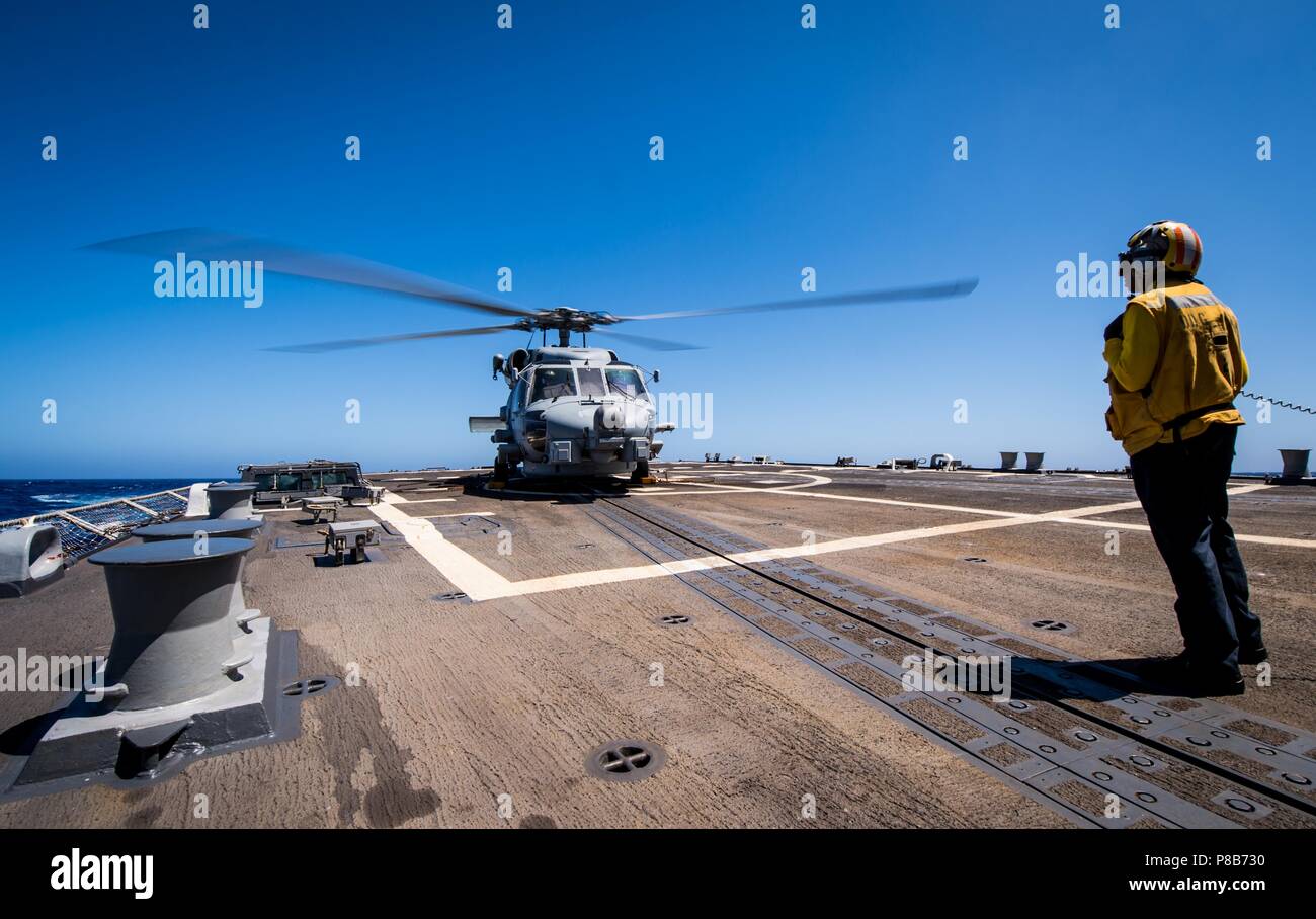 180623-N-LI768-1067 de l'OCÉAN PACIFIQUE (Juin 23, 2018) - Maître de Manœuvre 3 Classe Aaliyah Terrell, affectés à l'USS missiles de Dewey (DDG 105), confirme qu'un MH-60R Sea Hawk affecté à l'agicians «' de l'Escadron d'hélicoptères grève maritime (HSM) 35, prépare pour le décollage, le 23 juin 2018. Dewey est en cours aux États-Unis de la flotte de 3ème zone d'opérations. (U.S. Photo par marine Spécialiste de la communication de masse 2e classe Devin M. Langer/relâché). () Banque D'Images