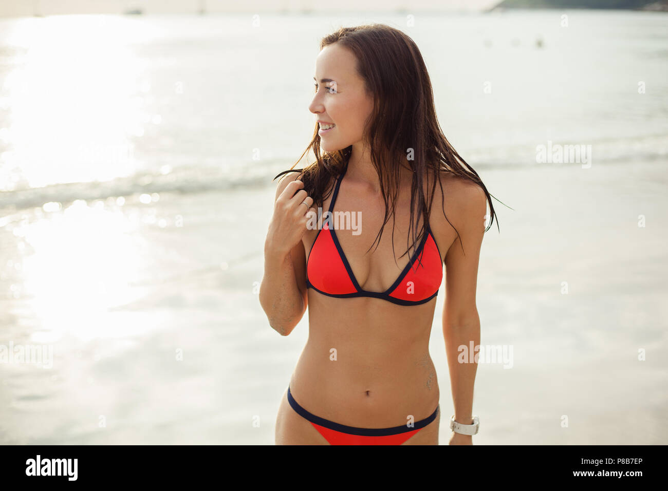 Jolie jeune fille en bikini rouge sur plage Photo Stock - Alamy
