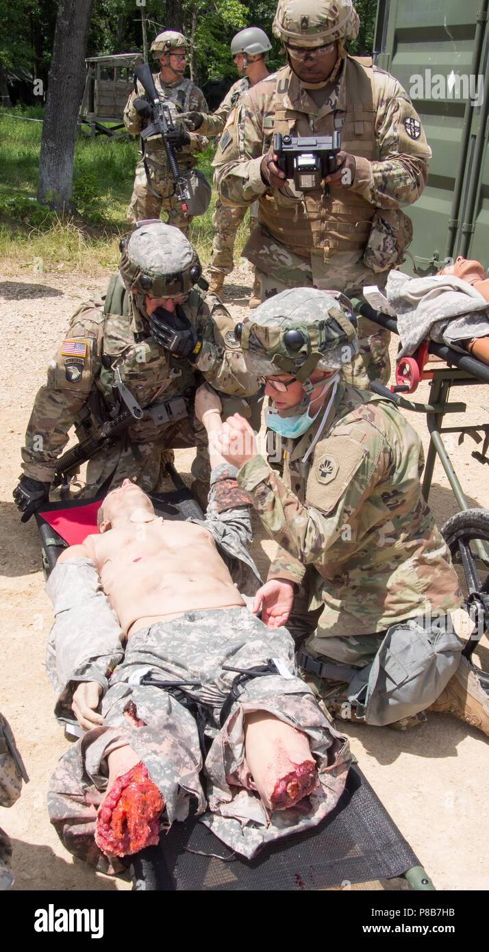Des soldats de la réserve de l'armée américaine avec 865th Combat Support Hospital, basé à Utica, New York) effectuer les évaluations des patients dans le cadre d'un grand nombre de blessés au cours de l'exercice infirmier régional CSTX 86-18-04, à base d'entraînement tactique sur la justice Fort McCoy, Wisc. 23 juin 2018, 23 juin 2018. CSTX 86-18-04 est un exercice d'entraînement de soutien au combat qui assure l'America's Army les unités de réserve et les soldats sont formés et prêts à se déployer à court préavis et apporter capable, aptes au combat, et la puissance de feu meurtrière à l'appui de l'armée et nos partenaires n'importe où dans le monde. Réserve de l'Armée américaine par le Sergent photo Eric W. Jones. Banque D'Images
