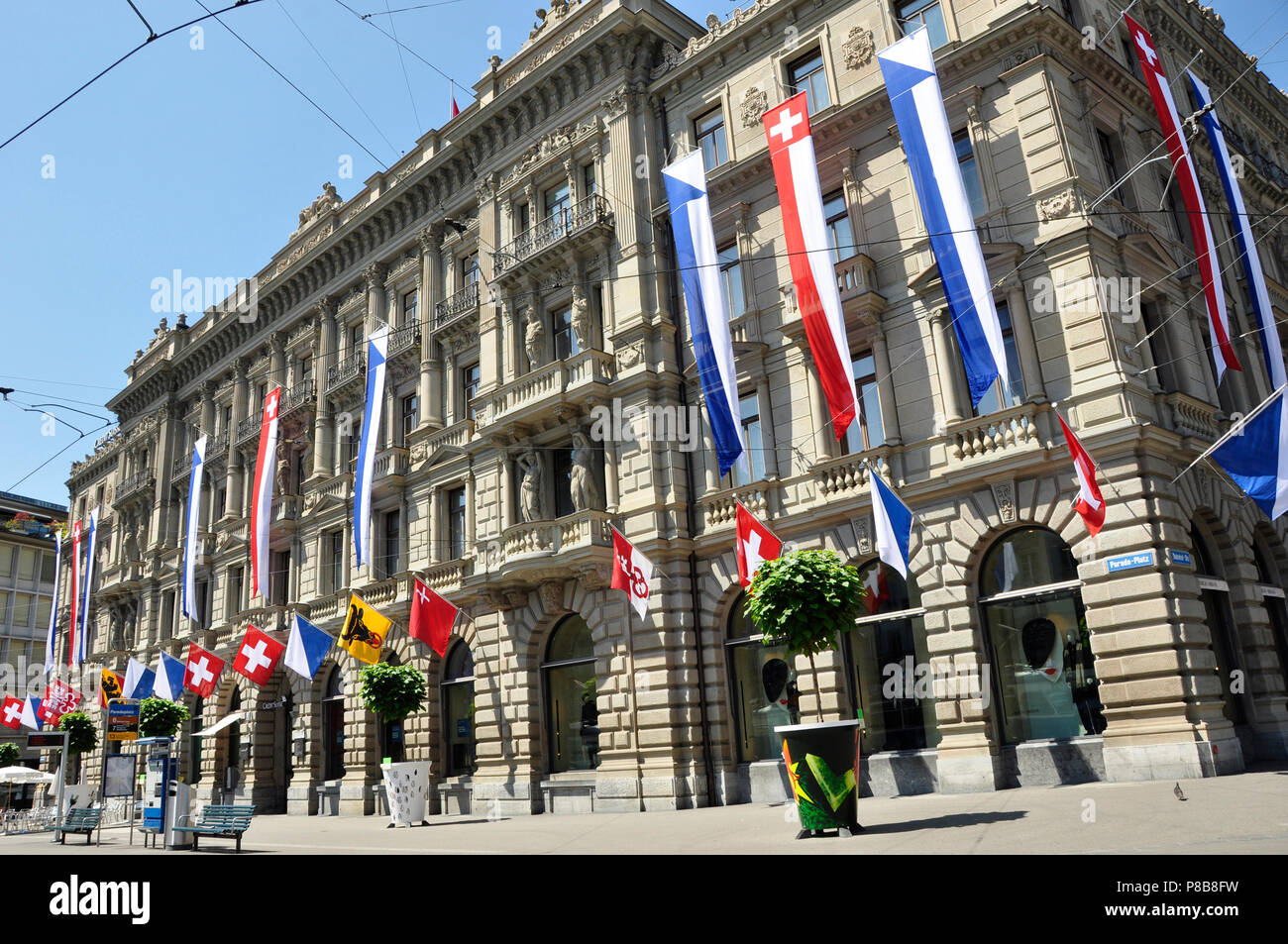 Suisse : Credit Suisse siège social à Paradeplatz à Stäfa décorée à journée nationale avec des drapeaux de tous les cantons suisses Banque D'Images
