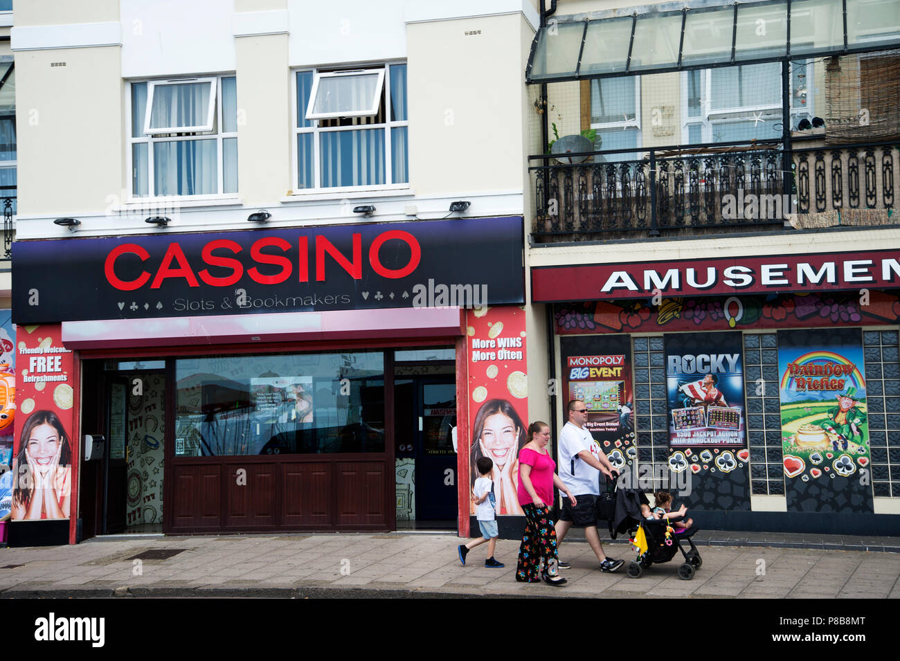 Bognor Regis, Sussex. Une famille de machines à sous des amusements. Banque D'Images