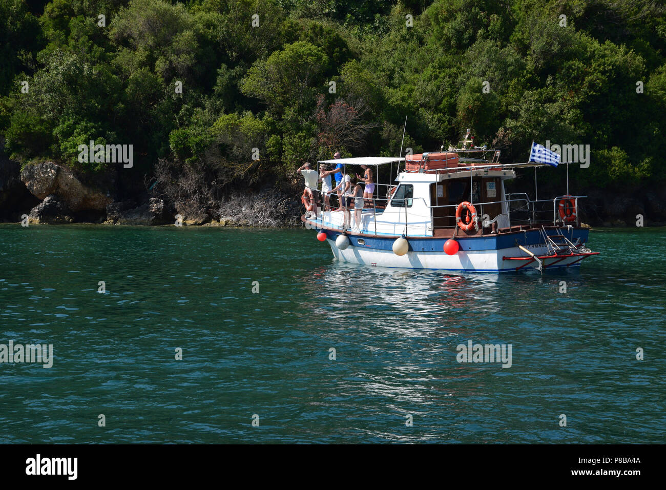 ZAKYNTHOS, GRÈCE - Juillet 5, 2015 : les gens sur le bateau de pêche ont repéré une tortue de mer Caretta natation dans les eaux peu profondes à proximité de la plage de Keri. Banque D'Images