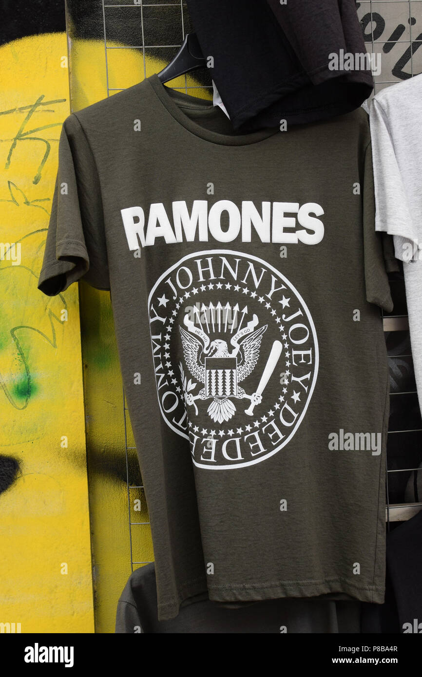 Athènes, Grèce - avril 1, 2018 : Ramones punk rock music t-shirt en vente au marché de la rue. Banque D'Images