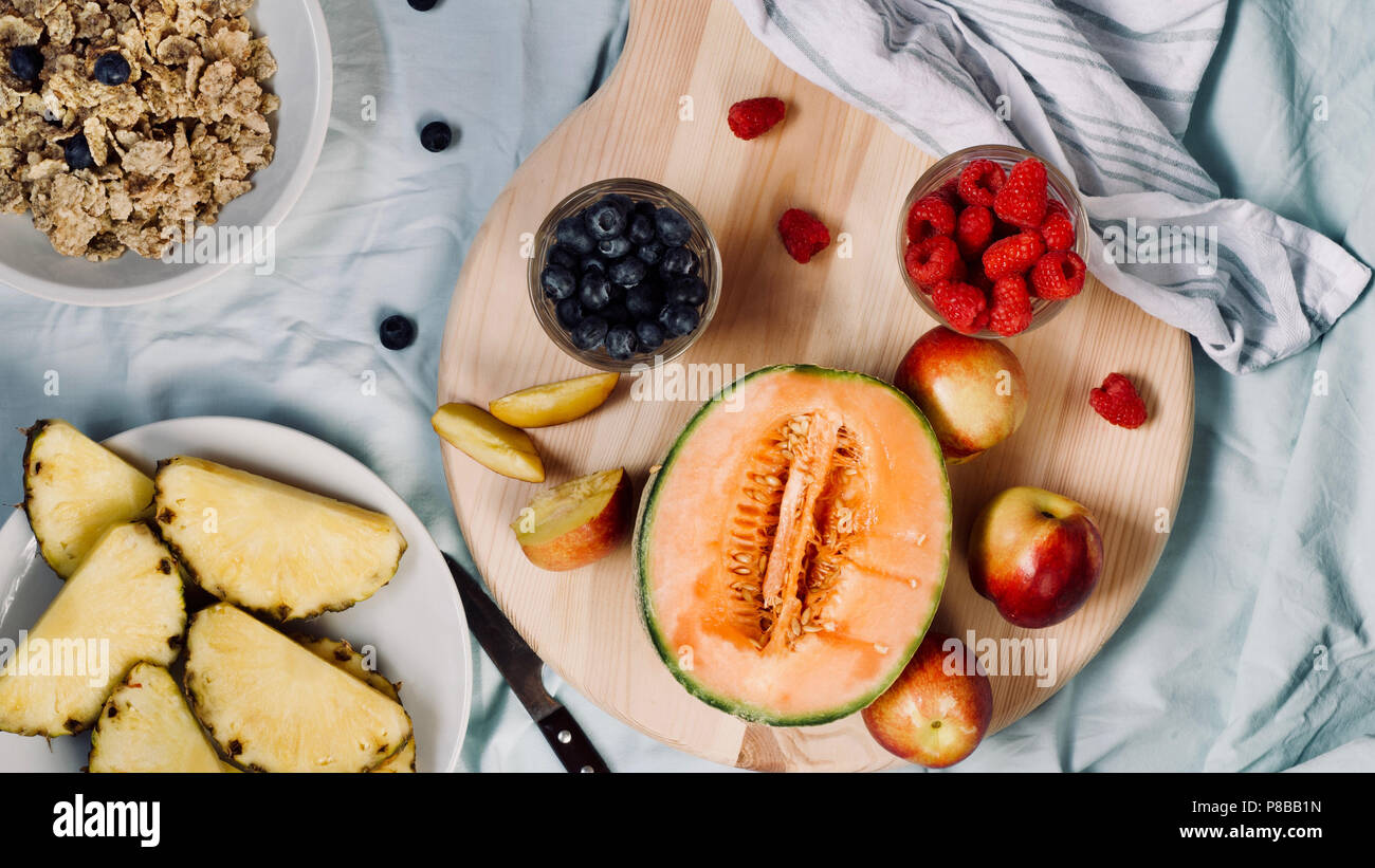 Télévision à jeter des matières premières d'été savoureux végétalien végétarien sain detox nettoyer manger le petit déjeuner avec des fruits et des baies de saison d'été servi. Banque D'Images