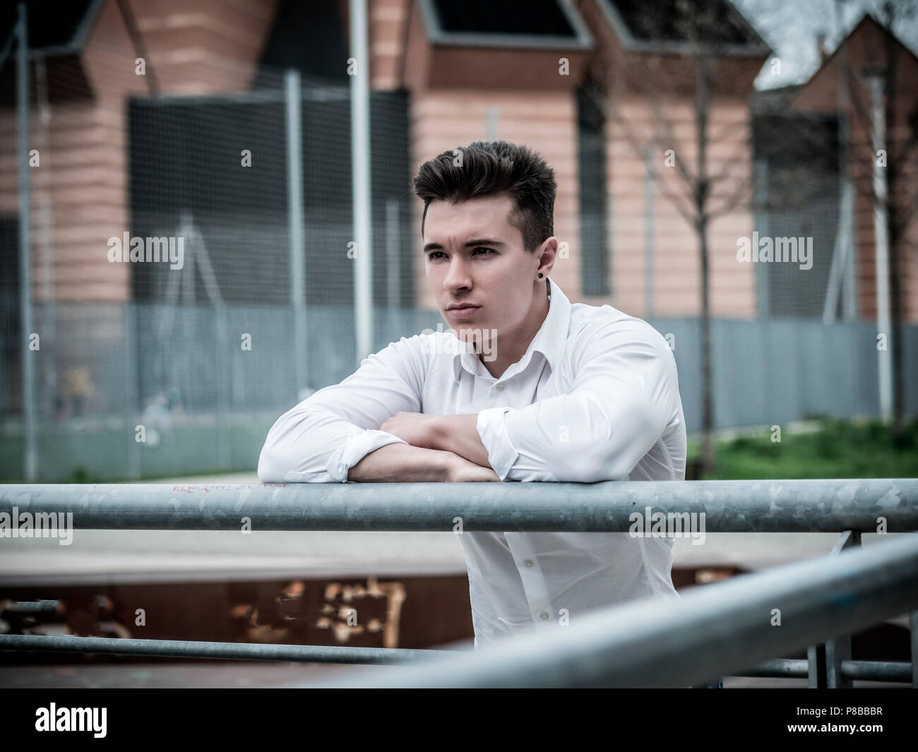 Un beau jeune homme en milieu urbain Banque D'Images