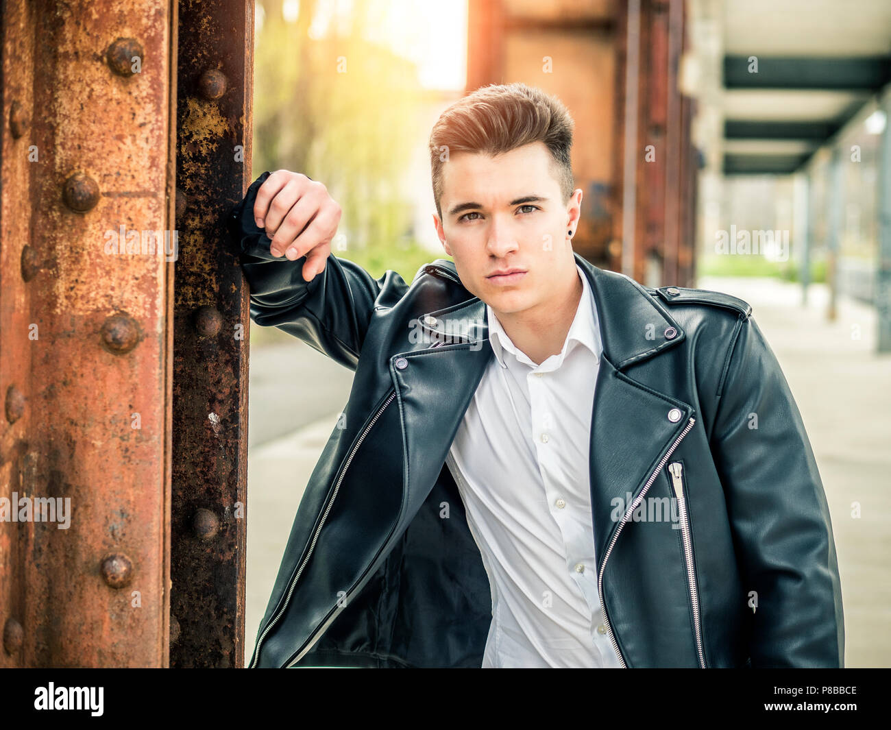 Un beau jeune homme en milieu urbain Banque D'Images