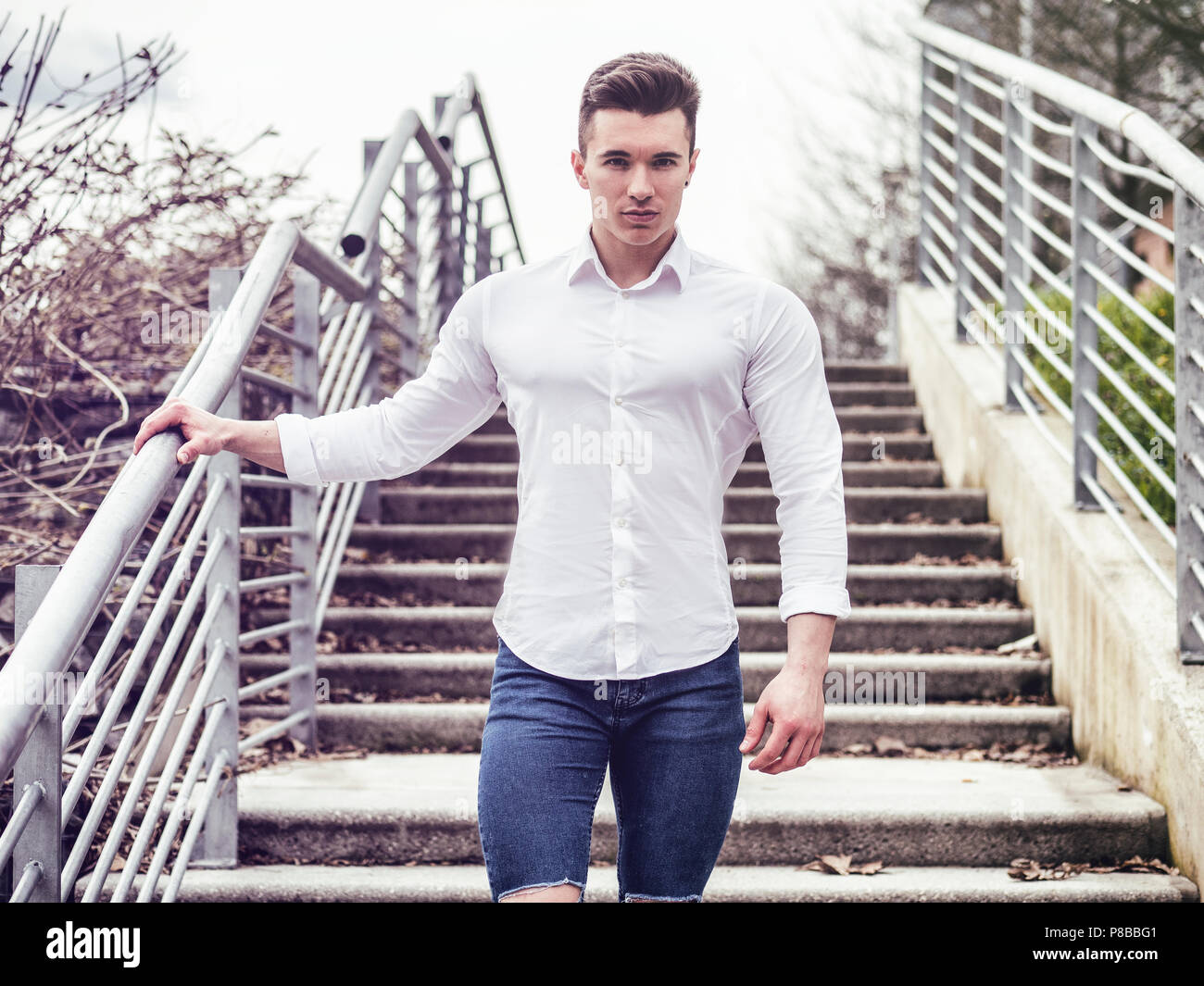 Un beau jeune homme en milieu urbain Banque D'Images