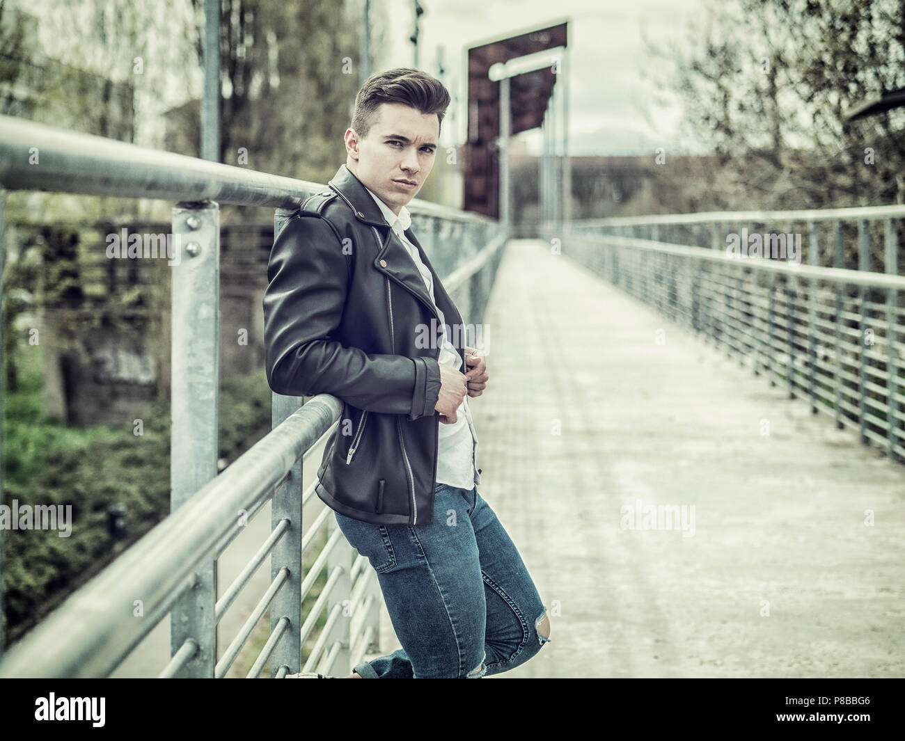 Un beau jeune homme en milieu urbain Banque D'Images