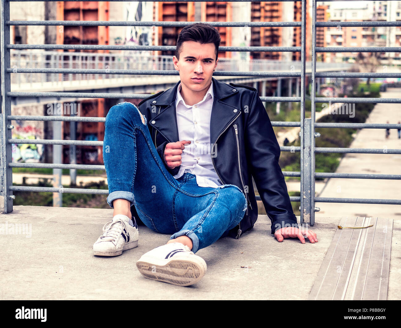 Un beau jeune homme en milieu urbain Banque D'Images