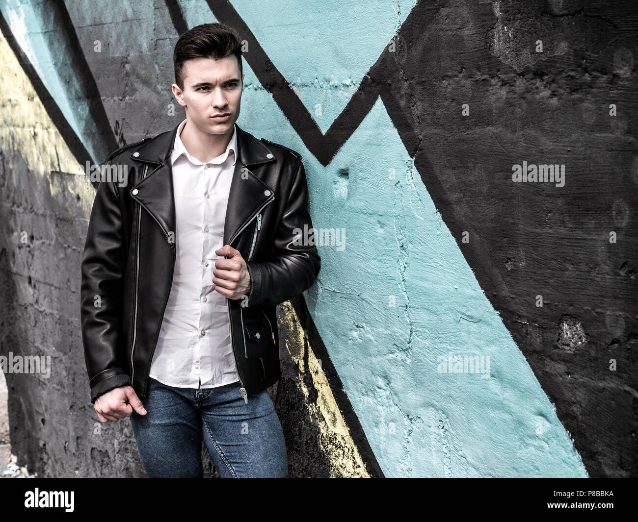 Un beau jeune homme en milieu urbain Banque D'Images