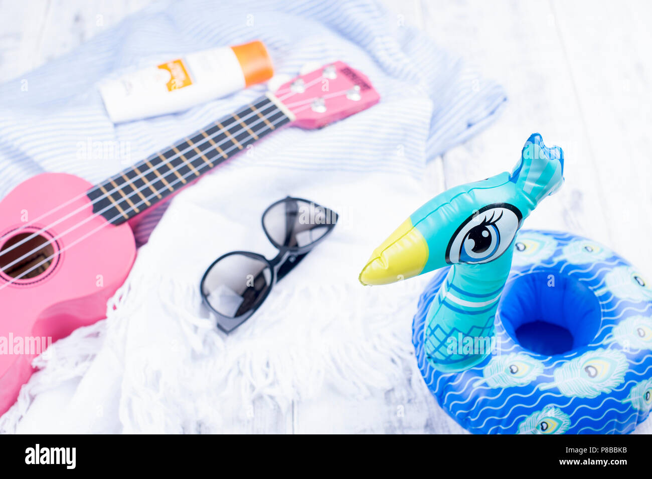 Accessoires de plage, guitare et lunettes de soleil. Bonnes vacances Photo  Stock - Alamy