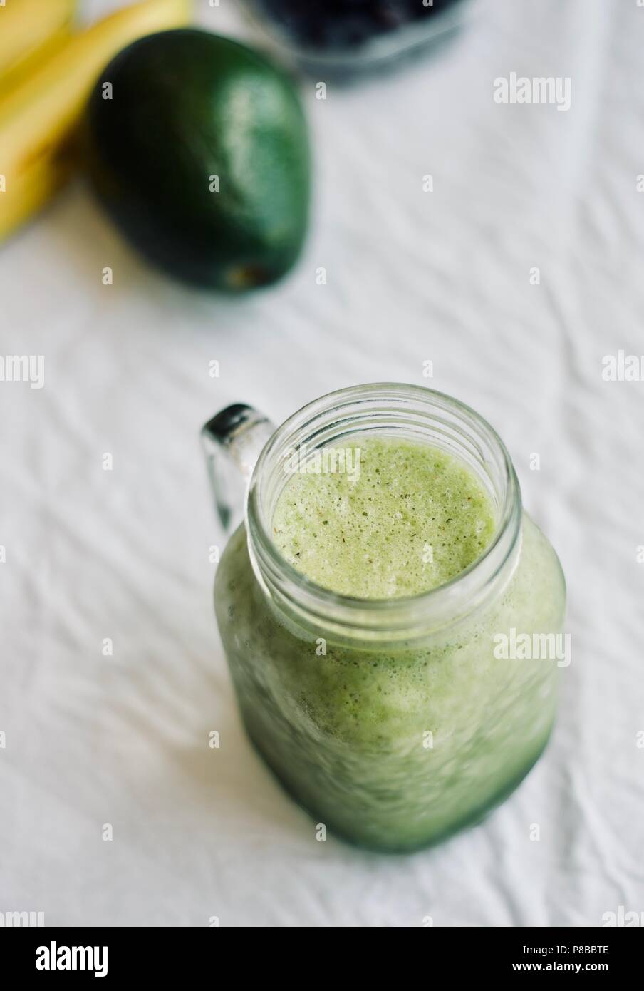 Green smoothie myrtilles banane avocat dans un bocal en verre sur fond blanc, une saine alimentation, l'alimentation d'été,detox Banque D'Images