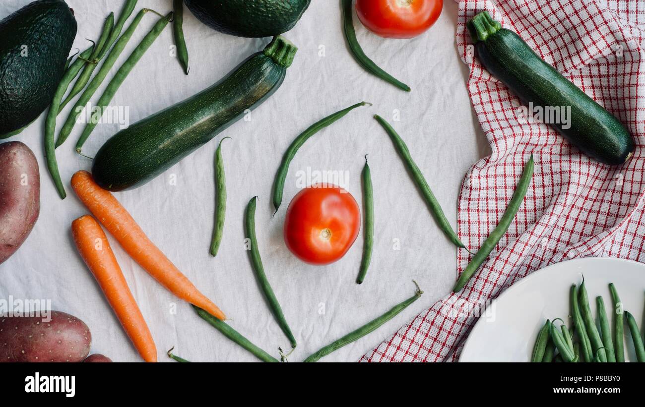 Télévision à jeter des matières Légumes de saison sur fond blanc. Concept de saine alimentation, végétarien, végétalien, alimentation propre. Banque D'Images